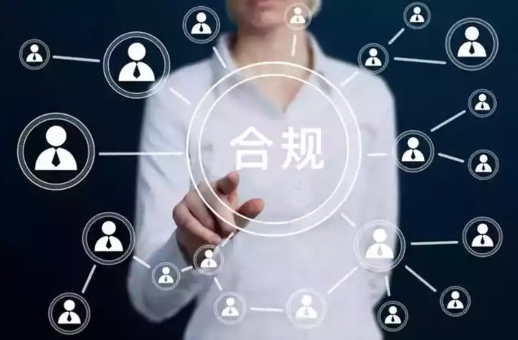 投资者在营业部柜台前和客户经理一起核对开户文件
