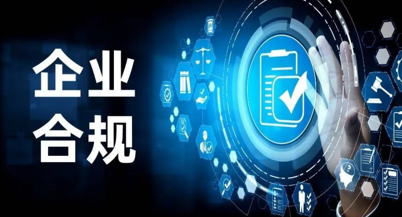 投资者在电脑前查看红鲤鱼平台上的资质说明页面